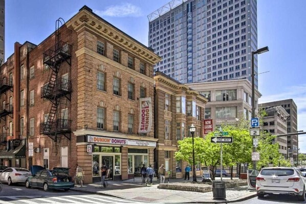 Penthouse tiện nghi đơn giản, quang cảnh thành phố | Ngoại thất