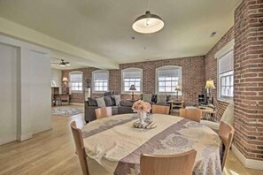 Comfort Penthouse, City View | Interior