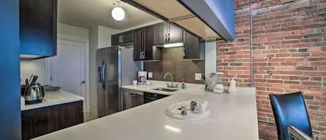 Refrigerador con congelador, microondas, horno y parrilla de estufa