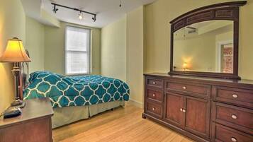 Desk, laptop workspace, free WiFi