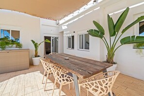 Exterior dining table - Casa Angeles, Frontline Beach House (Torreguadiaro)