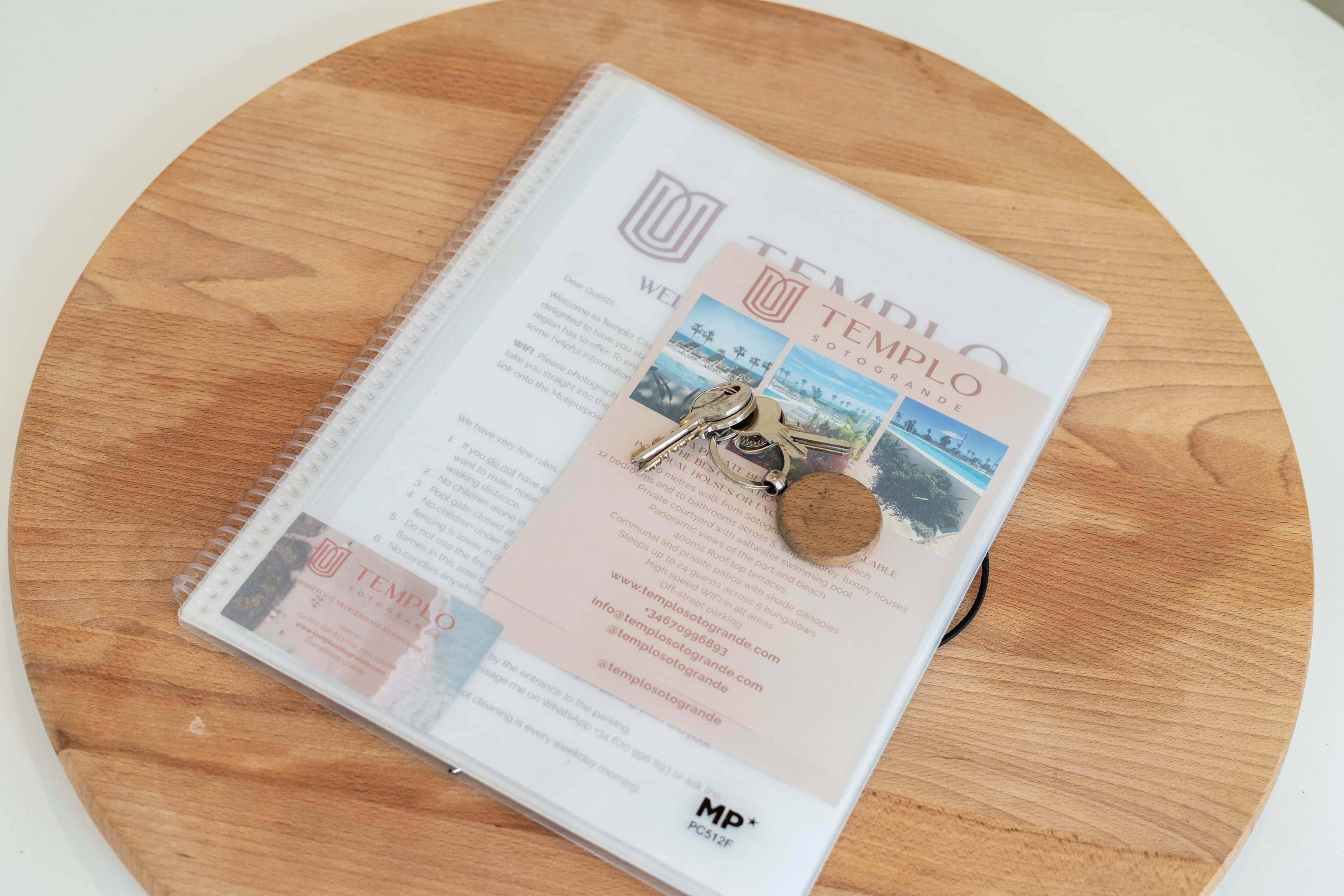Une brochure intitulée « Templo » est posée sur une table en bois.