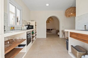 Frigorífico, microondas, horno y placa de cocina