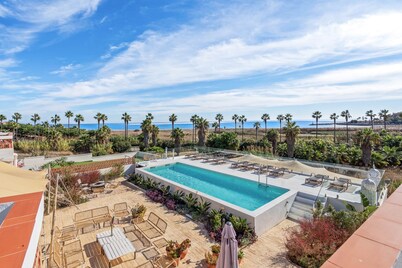 Casa Rosa, Frontline Beach House