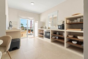 ثلاجة، ميكروويف، فرن، موقد طهي مسطح