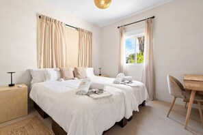 2 عدّة غرف نوم ومكواة/لوح كي وواي فاي وملاءات أسرّة