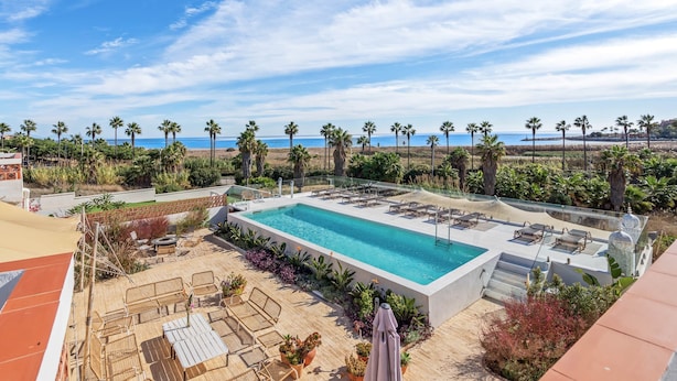 A rooftop pool with lounge chairs and a view of the beach. - Casa Ibrahim, Frontline Beach House (Torreguadiaro)