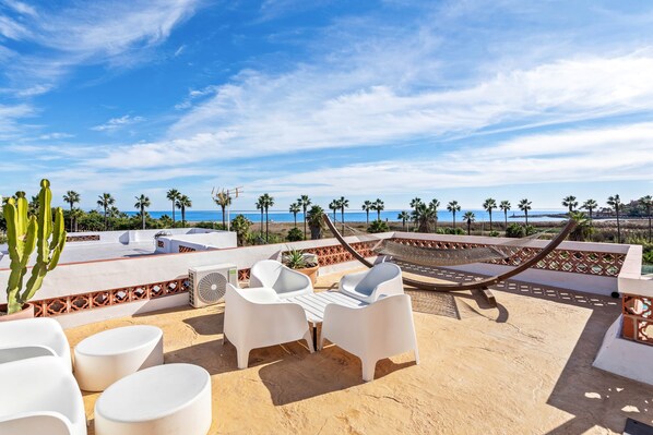 Outdoor dining - Casa Ibrahim, Frontline Beach House (Torreguadiaro)