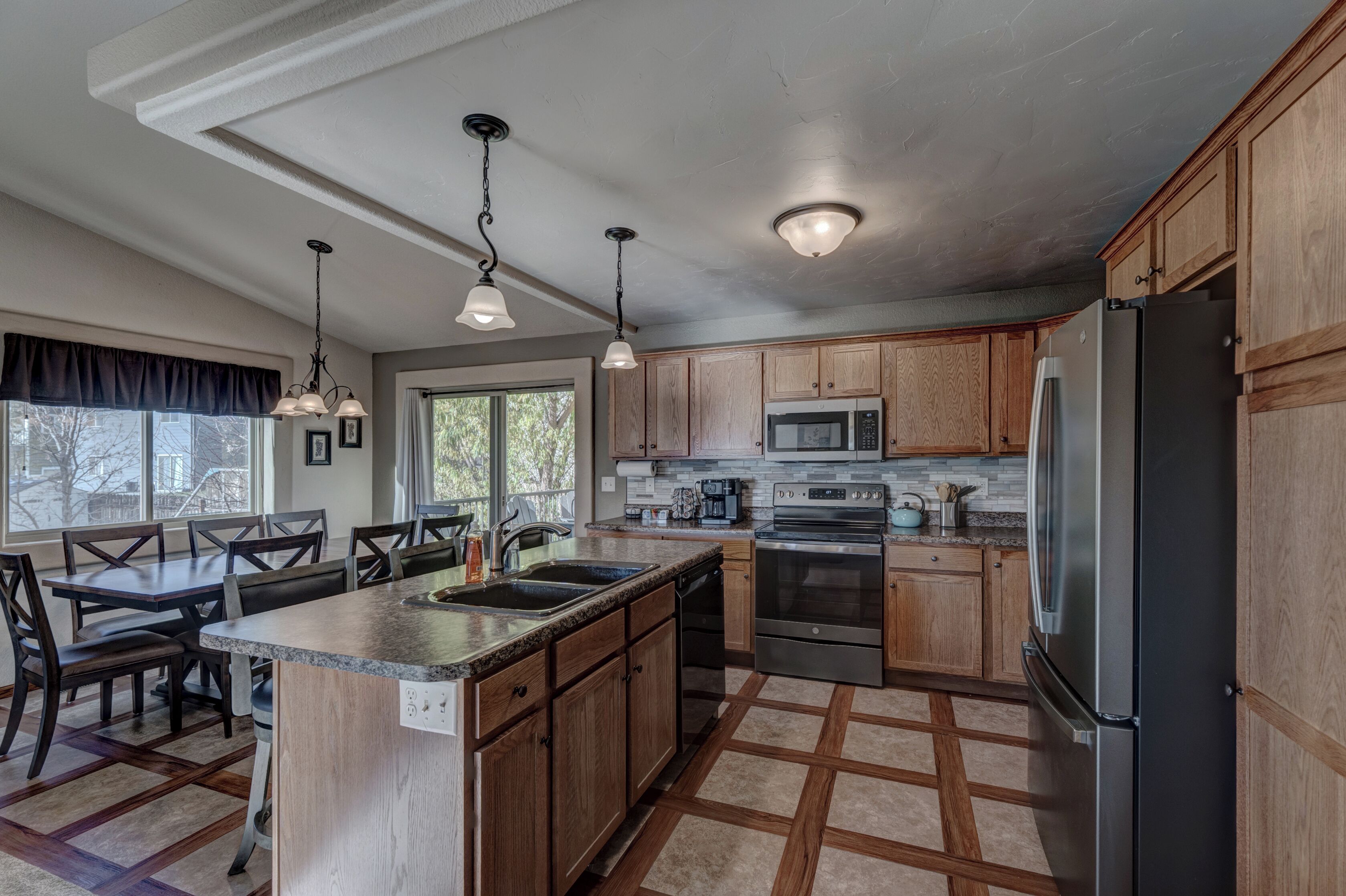 Kjøleskap, mikrobølgeovn, ovn og kokeplater