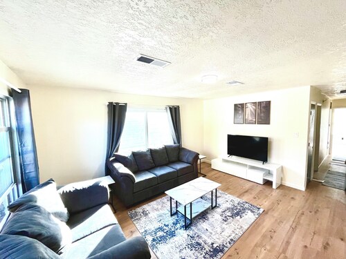 3-bedroom house in beautiful Grants with cool AC breeze