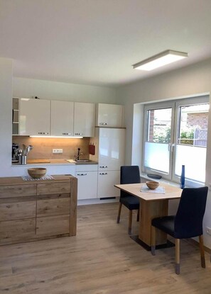 Fridge, microwave, oven, stovetop - Ferienwohnung in Burhave (Burhave)