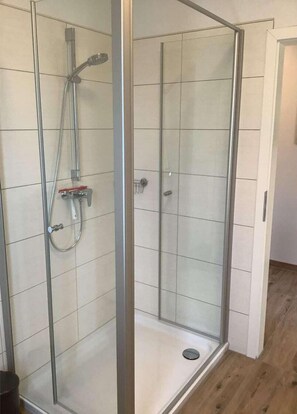 Shower, hair dryer - Ferienwohnung in Burhave (Burhave)