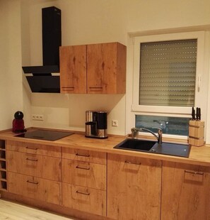 Fridge, oven, stovetop, dishwasher - Moderne Ferienwohnung mit Sauna & Terrasse (Burhave)