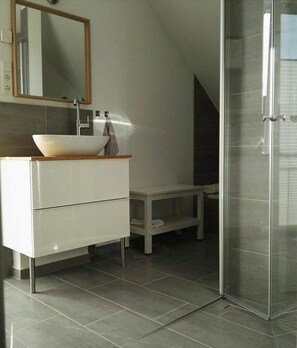 Shower - Moderne Ferienwohnung mit Sauna & Terrasse (Burhave)