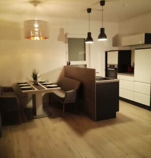 Dining - Moderne Ferienwohnung mit Sauna & Terrasse (Burhave)