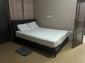 2 bedrooms, iron/ironing board, WiFi, bed sheets - 2-bedroom apartment in soothing Prampram with cool AC and gym access (Prampram)