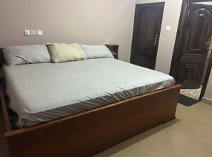 2 habitaciones, tabla de planchar con plancha, wifi y ropa de cama 