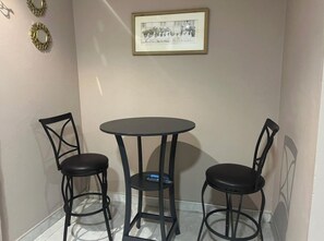 Dining - 2-bedroom apartment in soothing Prampram with cool AC and gym access (Prampram)