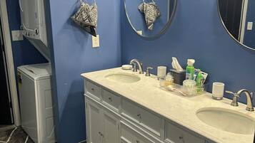 Douche, sèche-cheveux, serviettes fournies, savon