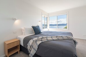 3 habitaciones, escritorio y tabla de planchar con plancha 