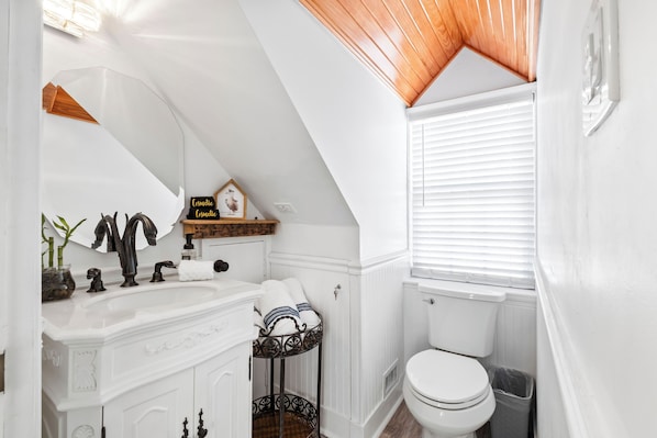 Shower, hair dryer, towels, toilet paper - The Crow's Nest Historic Downtown Studio 1BD 1BA
Private, Walkable, City View (St. Augustine)
