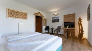 Quarto casal clássico, vista para a colina | Wi-Fi de cortesia