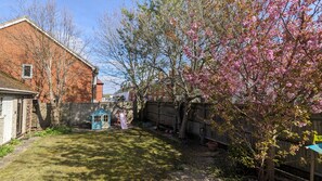 Property grounds - Lovely 3 bedroom detached house in Newbury (Newbury)