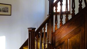 A wooden staircase with a basket on the landing. - Lovely 3 bedroom detached house in Newbury (Newbury)