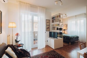 TV, books - Romantic House (Bologna)