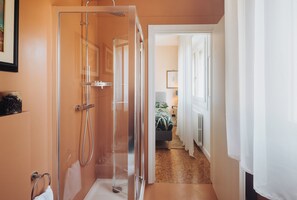 Shower, hair dryer, bidet, towels - Romantic House (Bologna)