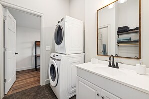 مجففات شعر، مناشف، صابون، ورق حمّام