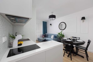 Wasserkocher mit Kaffee-/Teezubehör, Kühlschrank, Mikrowelle, Ofen