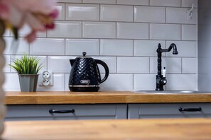 Fridge, microwave, oven, stovetop - Karoliny 5 | Katowice | Modern Apartment | Remote Work | Two Bedroom (Katowice)