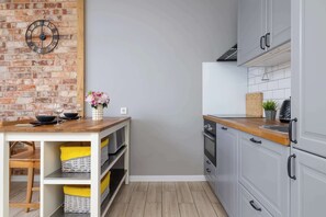 Fridge, microwave, oven, stovetop - Modern Apartment | 2 Bedrooms | Workspace | Katowice. (Katowice)
