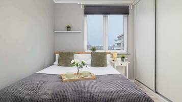 2 quartos, escrivaninha, ferros/tábuas de passar roupa, berço de viagem