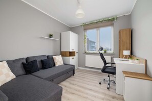 TV, offices - Karoliny 5 | Katowice | Modern Apartment | Remote Work | Two Bedroom (Katowice)