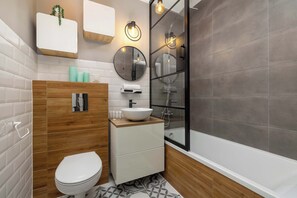 Shower, hair dryer, towels, shampoo - Modern Apartment | 2 Bedrooms | Workspace | Katowice. (Katowice)