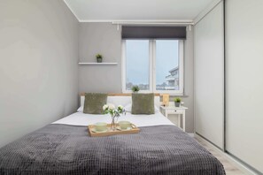 2 bedrooms, desk, iron/ironing board, travel cot - Karoliny 5 | Katowice | Modern Apartment | Remote Work | Two Bedroom (Katowice)