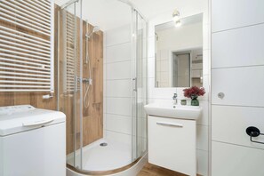 Een douche, een haardroger, handdoeken, shampoo
