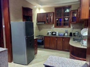 Deluxe Apartment | Private kitchen | Microwave, oven, stovetop, cookware/dishes/utensils - Cape Villa (Arusha)