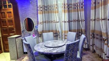 Deluxe appartement | Dineren op de kamer