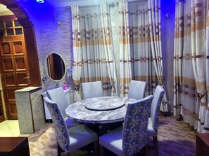 Apartamento luxo | Opções para refeição no quarto