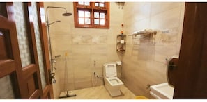 Deluxe Apartment | Bathroom | Free toiletries, slippers, towels, soap