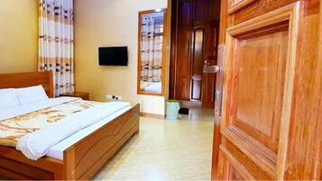 Deluxe Apartment | Iron/ironing board, free WiFi