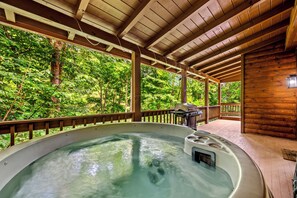 Outdoor spa tub - Mountain Bliss Hideaway (Maggie Valley)