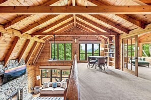 Fernseher, Kamin, Bücher