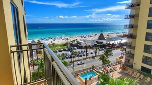 Ein Hotelbalkon mit Blick auf Strand, Pool und Resort.