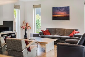 Smart-TV, Kamin, Stereoanlage