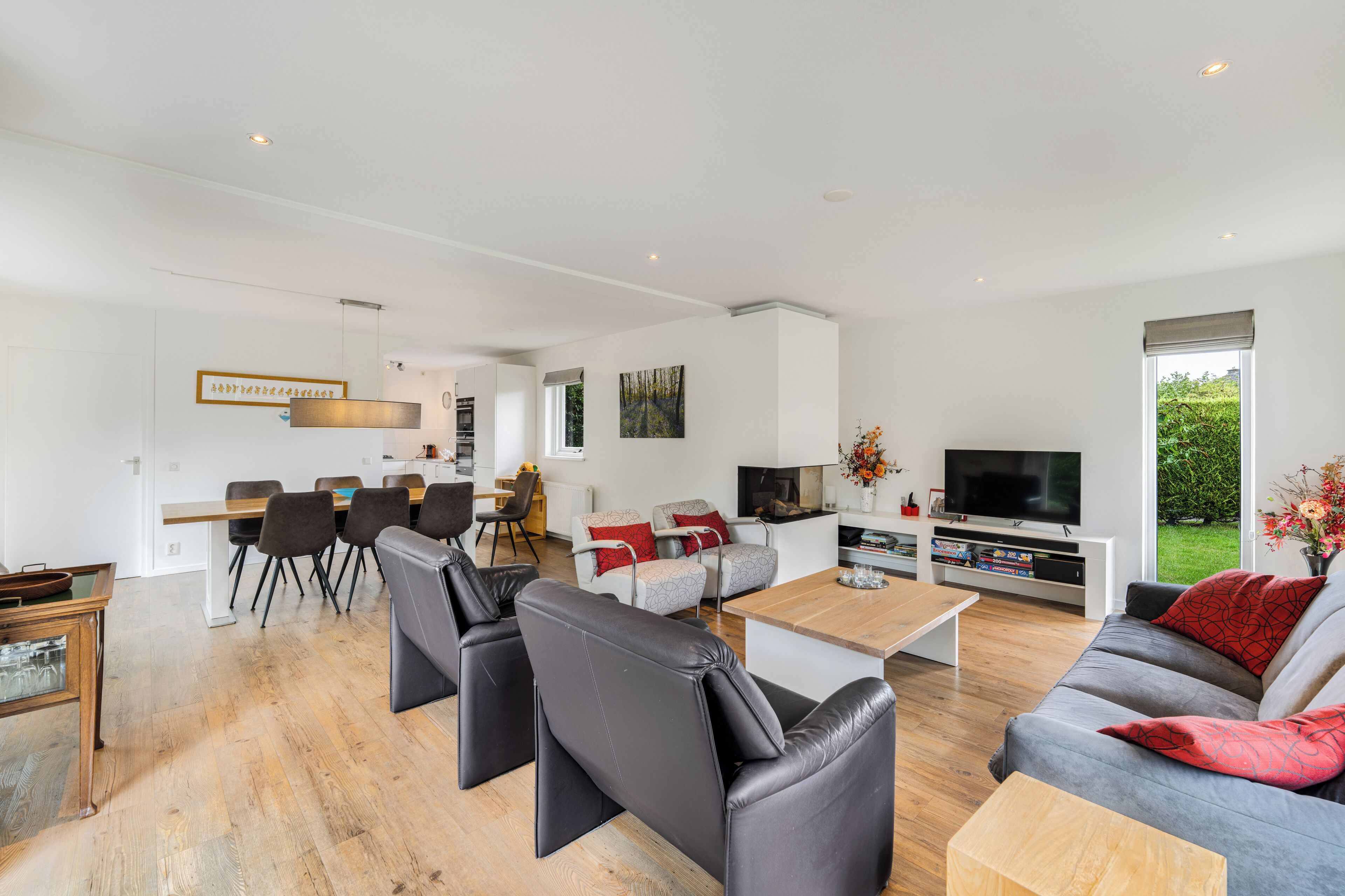 Smart TV, fireplace, stereo