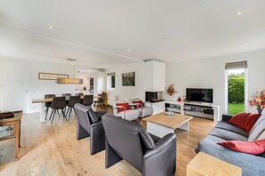 Smart TV, fireplace, stereo